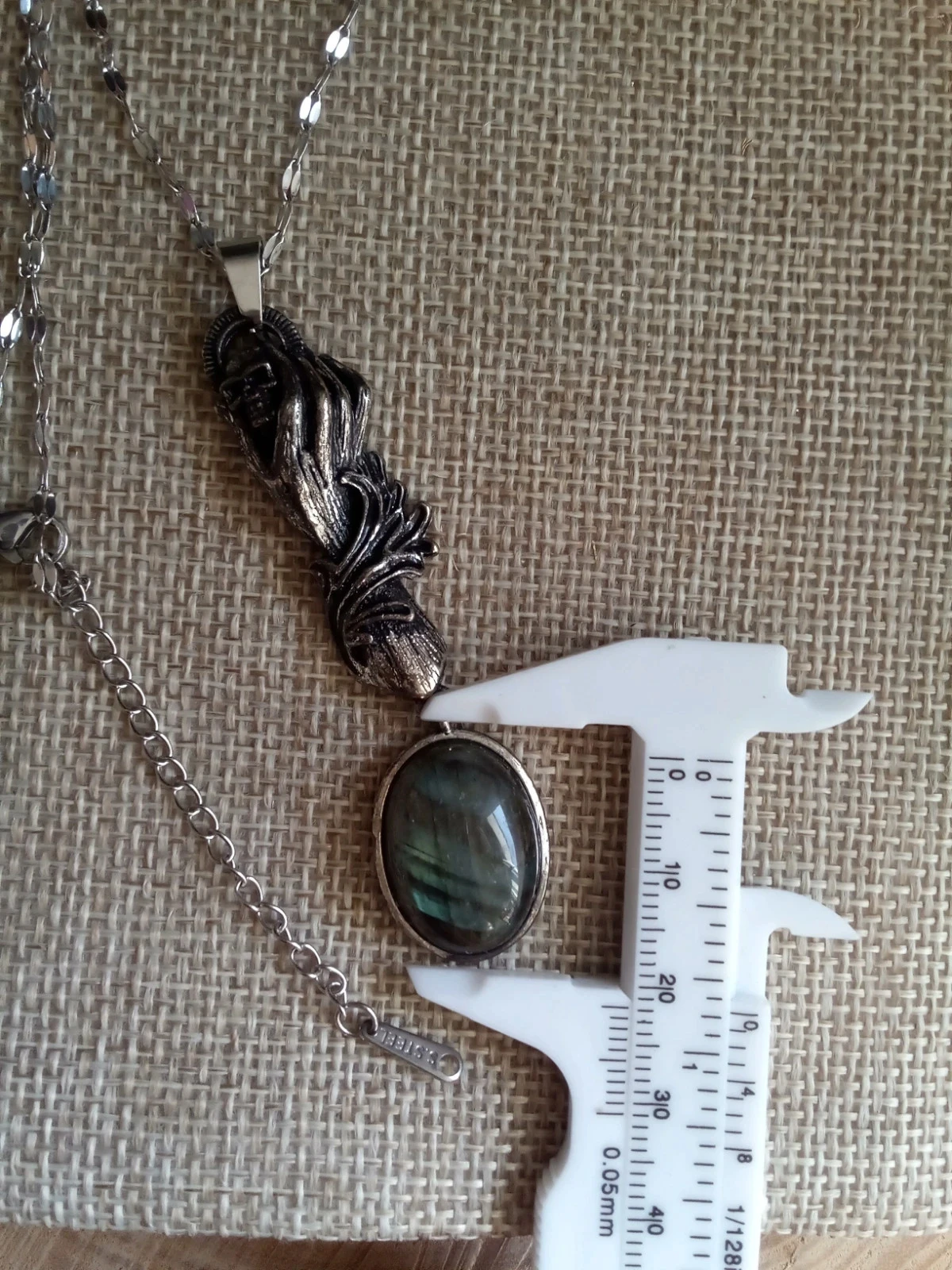 Collier main tête de mort argenté pierre de labradorite – photo 3